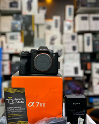 SONY A7R V – CÂMERA SEMINOVA COM CAIXA COMPLETA