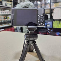 Câmera Sony ZV-1 + Tripé de Mão – Seminova!