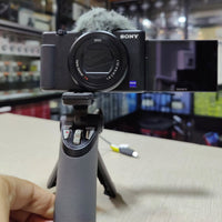 Câmera Sony ZV-1 + Tripé de Mão – Seminova!