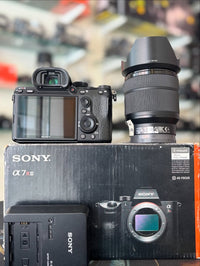 Câmera Sony A7R III – Corpo + Lente 28–70mm Sony (Seminova)