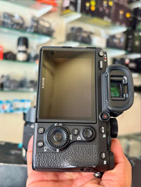 Câmera Sony A7R III – Corpo + Lente 28–70mm Sony (Seminova)