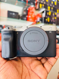 Câmera Sony A7R III – Corpo + Lente 28–70mm Sony (Seminova)