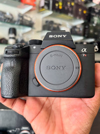 Câmera Sony A7R III – Corpo + Lente 28–70mm Sony (Seminova)