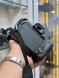 Câmera Canon EOS 850D – Corpo + Lente 18–55mm (Seminova)