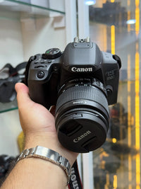 Câmera Canon EOS 850D – Corpo + Lente 18–55mm (Seminova)